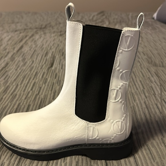 Mario Valentino boots - Picture 2 of 8